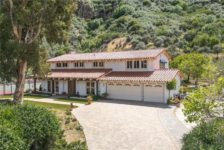 Come up the driveway to a serene oasis of privacy
