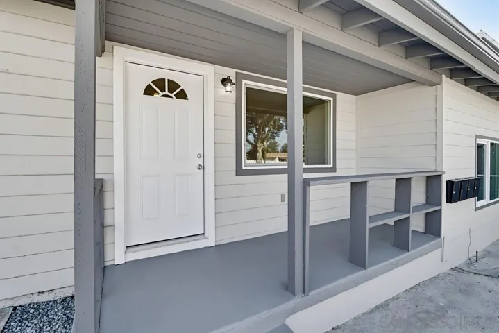 Main Front Unit - 3/1 - 871sf - In Unit Laundry