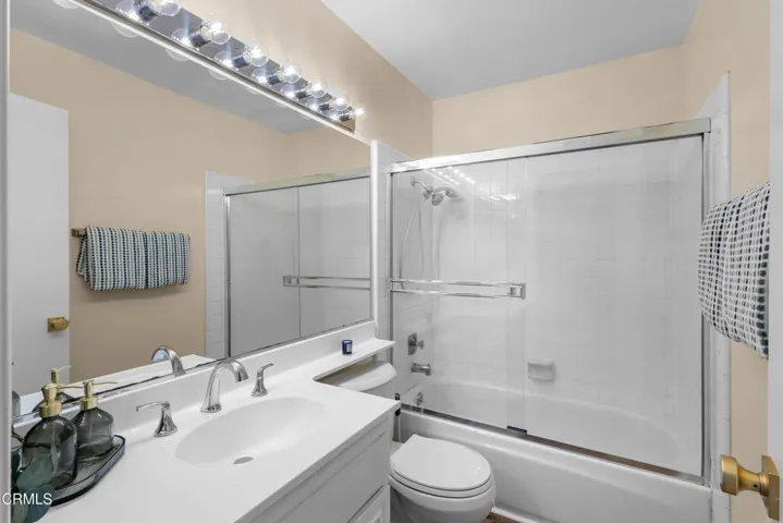 Bathroom upstairs 1