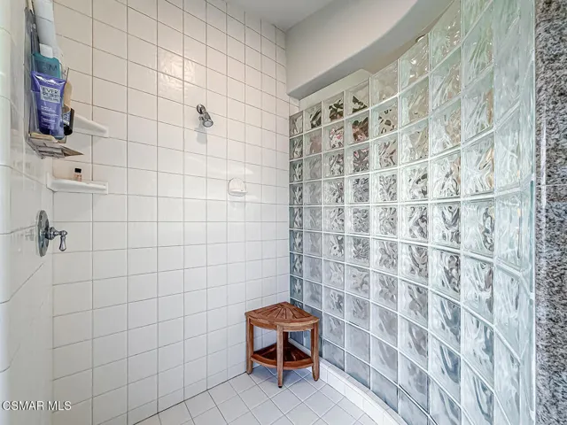 iPrimary Bedroom Suite13
