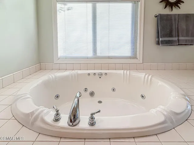 iPrimary Bedroom Suite12