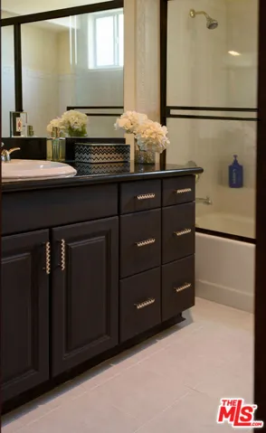 Full bathroom mid level