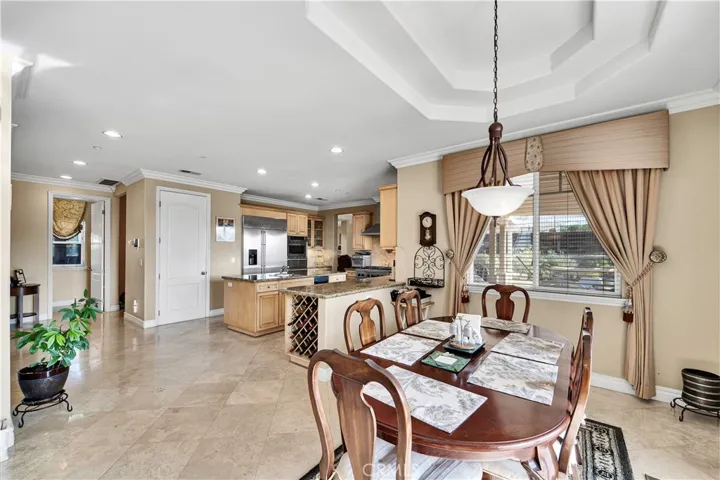 Kitchen & Breakfast Table

