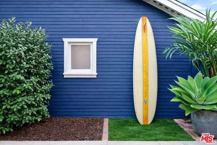 Detached Garage