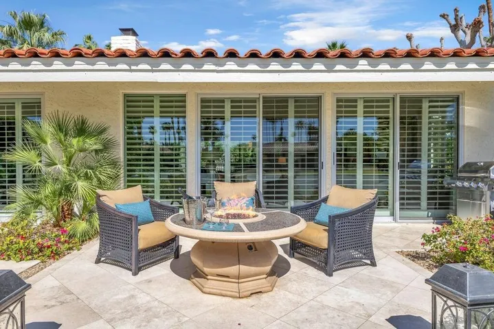 Gas firepit back of home