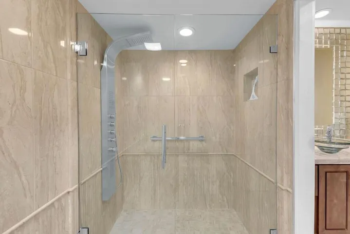 Guest Bath MediaHall