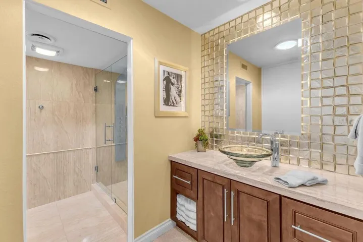 Guest Bath MediaHall