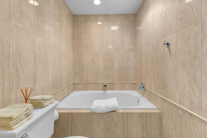 Guest Bath MediaHall