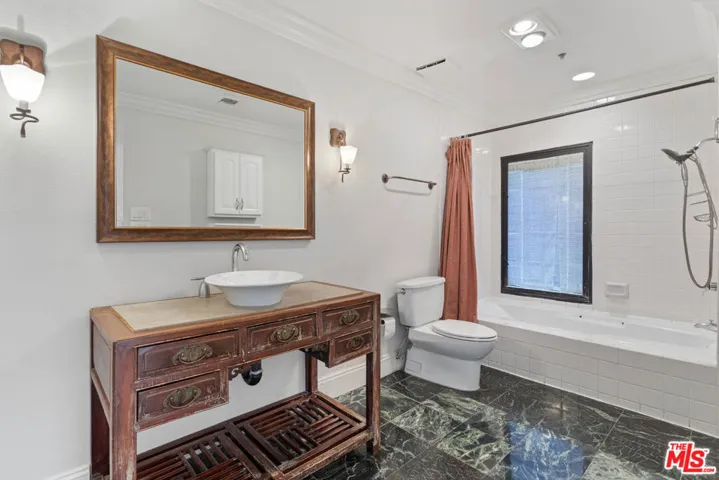 Primary en suite bathroom