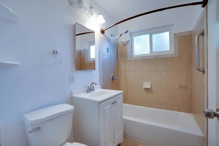 Hall/guest bathroom