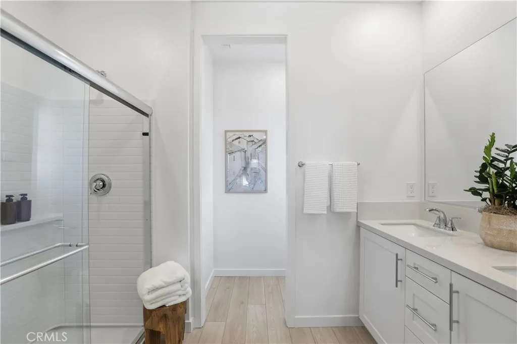 Primary En-suite Bathroom MODEL MATCH - INTERIOR AND EXTERIOR FINISHES MAY VARY