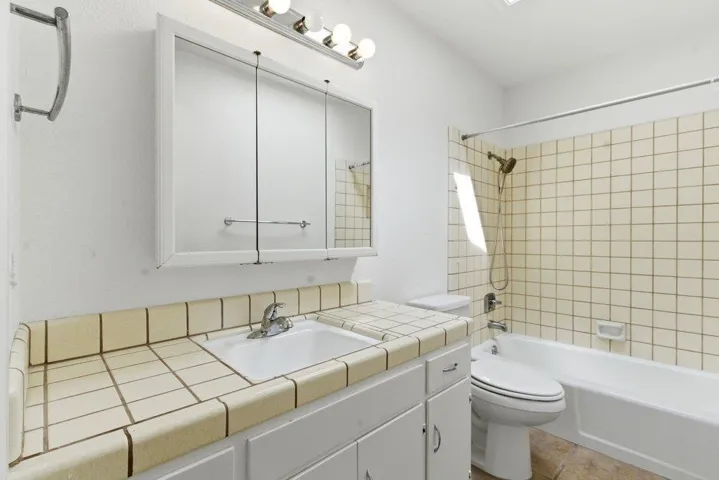 480 Ridgemark Drive, Hollister, California 95023
