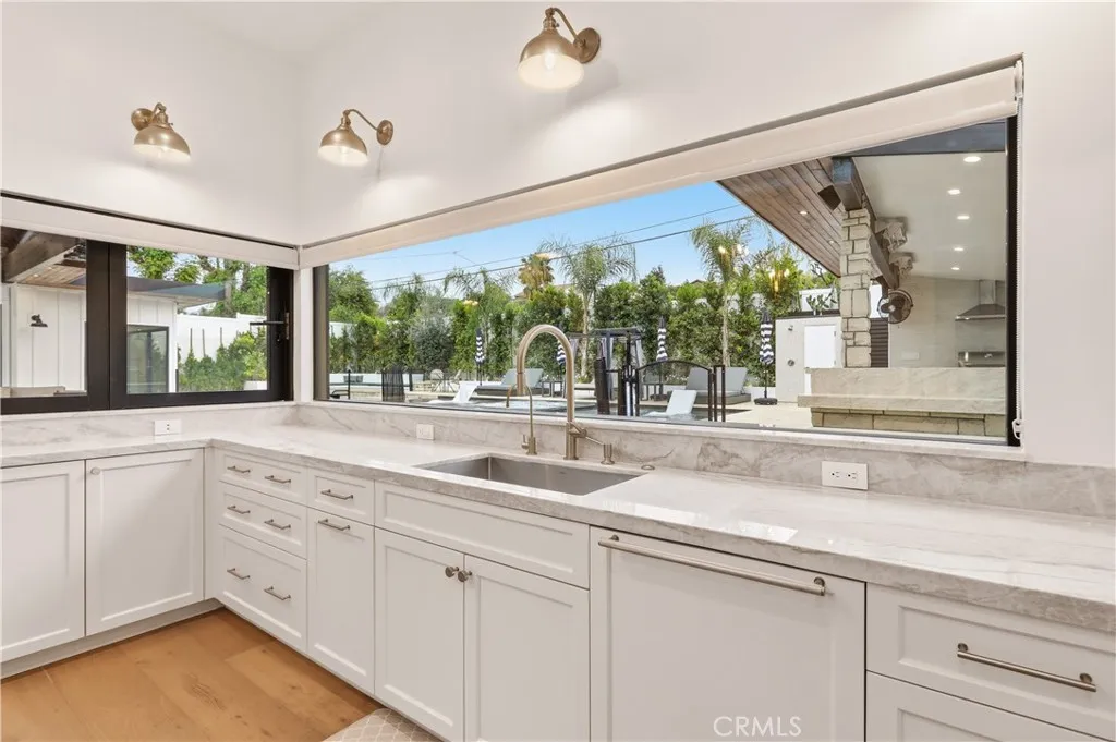 Wall to wall picture window facing the amazing backyard, with a fully opening Fleetwood bi-fold countertop door ideal when entertaining outdoors!