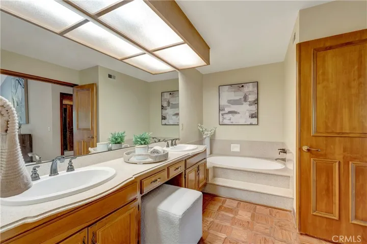 SOAKING TUB, DOUBLE VANITIES