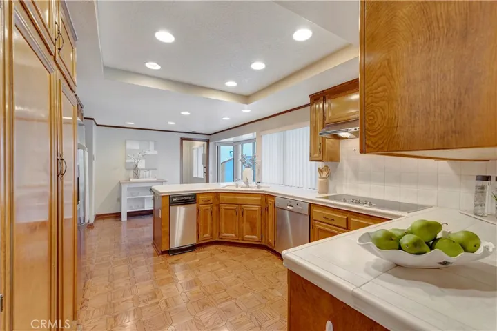 SPACIOUS KITCHEN