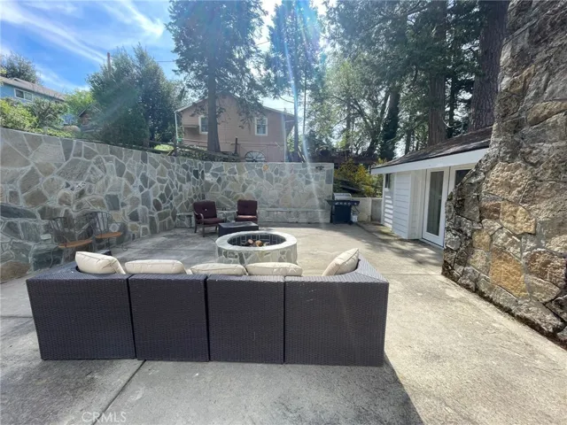 Back patio w/firepit