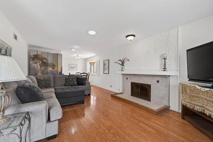 24-web-or-mls-UpmarketMedia-6256Fre-094