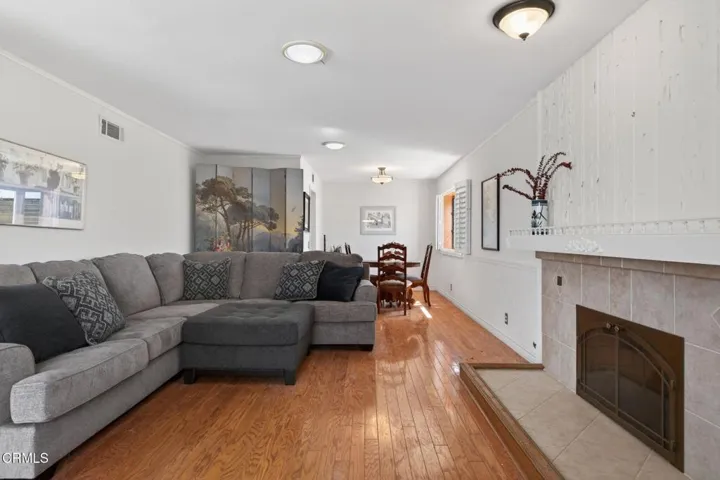 23-web-or-mls-UpmarketMedia-6256Fre-092