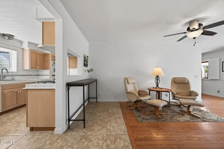 12-web-or-mls-UpmarketMedia-6256Fre-058