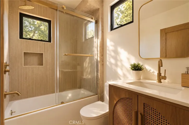 Upstairs ensuite to bed 3