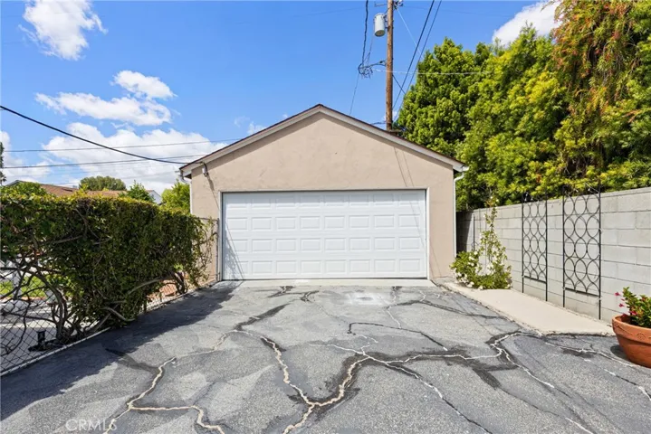6347 Bovey Avenue, Tarzana, California 91335