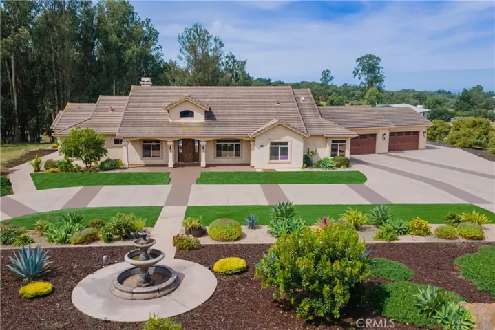 Wonderfully inviting driveway with parking for all your party guests