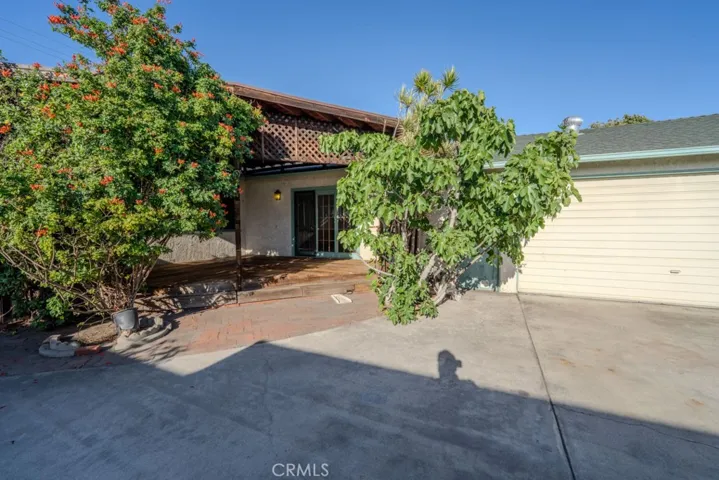 Large driveway pad in front of garage