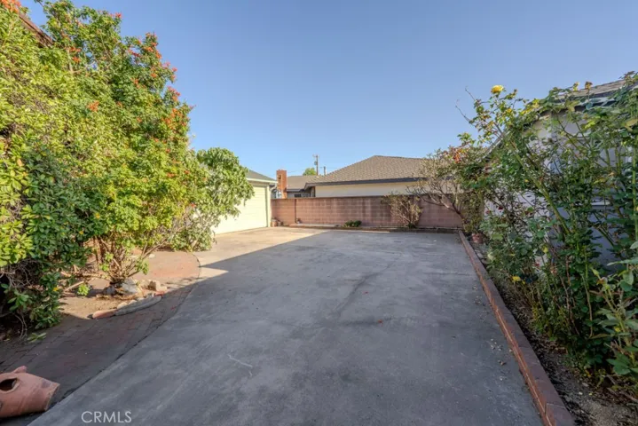 Extra long driveway leading to the 2 car garage