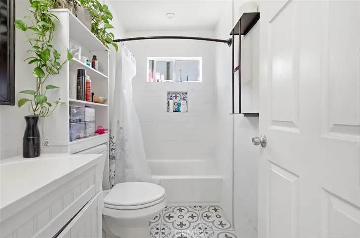 1 bed unit - these pics were cleaned up and for virtual reference only