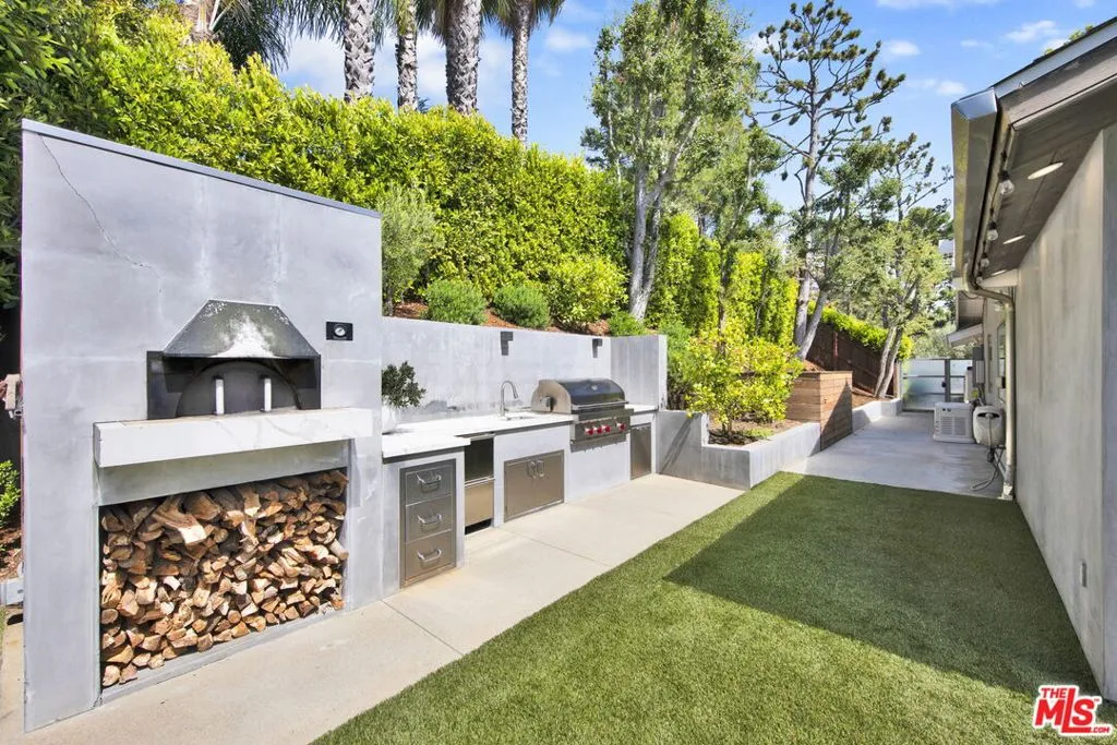 Earthstone Pizza oven, fridges