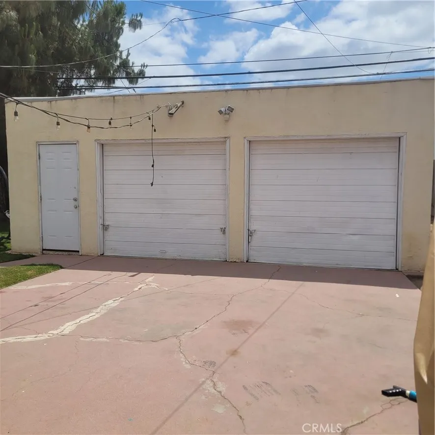 2 car garages+ laundry room