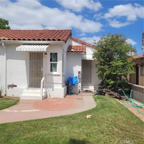 both units access to back yard