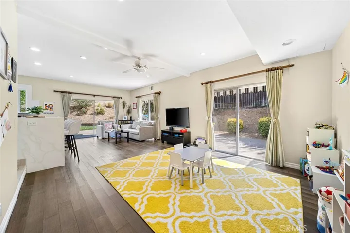 LARGE FAMILY ROOM W PLAY SPACE