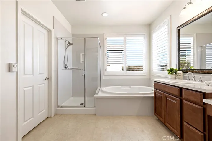 2 walk in closets and tub / shower