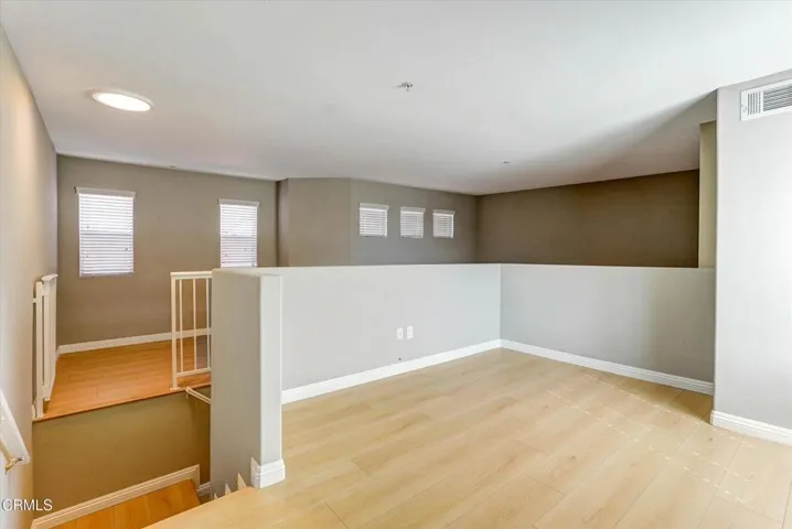 35-719 E Tujunga Ave E-35