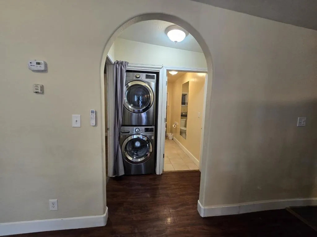 arched hallway entrance, washer/ dryer can be included