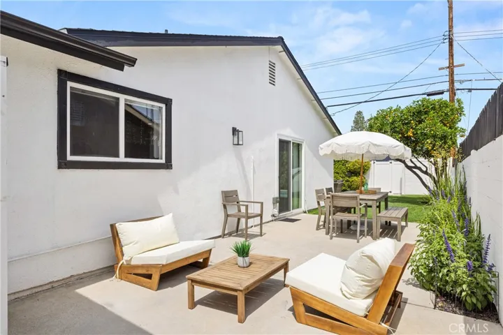Splendid patio for relaxing and outdoor dining