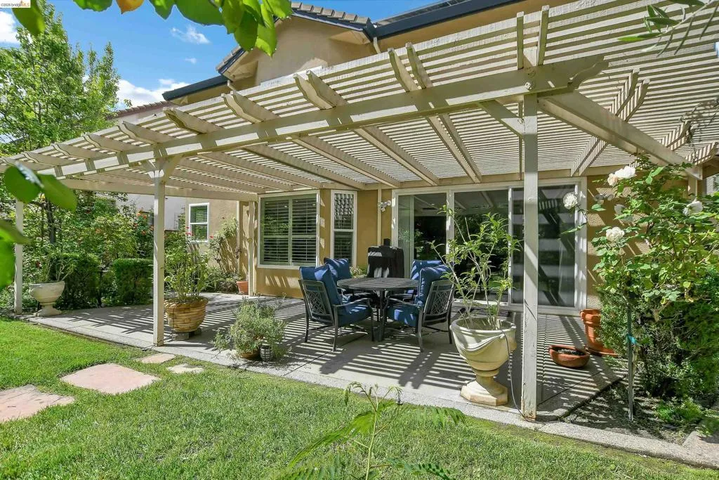 Sunroom / solarium featuring a patio area, outdoor dining area, and a pergola