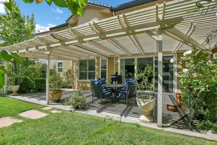 Sunroom / solarium featuring a patio area, outdoor dining area, and a pergola