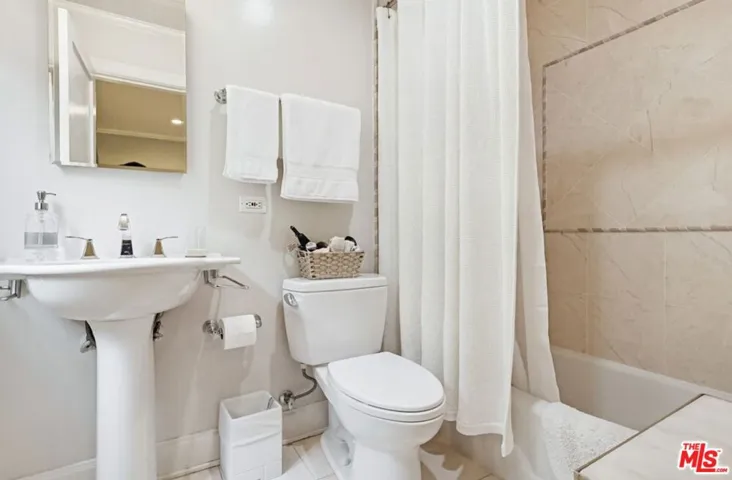 Down bedrm ensuite  bath