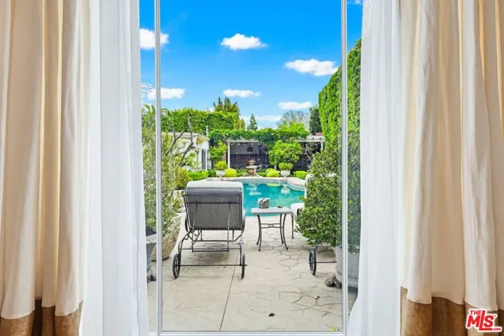 Living rm doors to yard