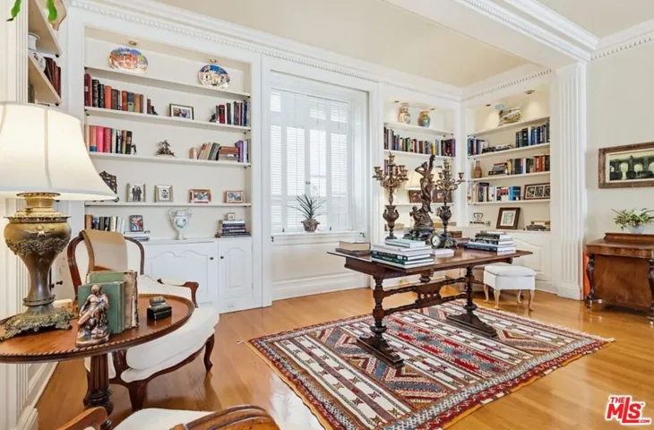 LivRm built in bookcases