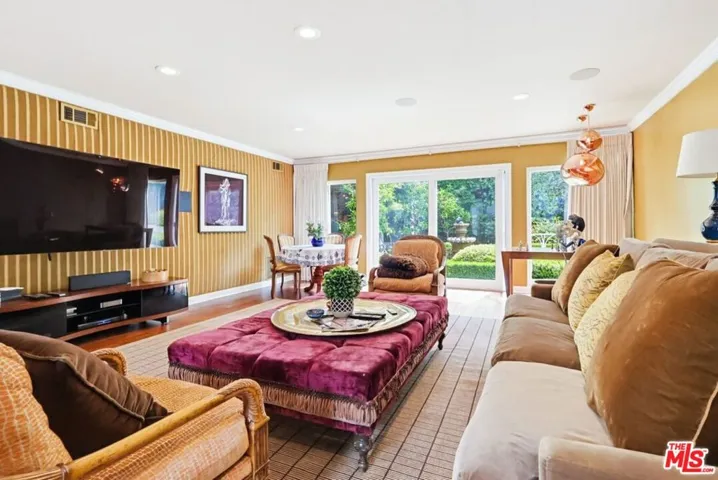 view to yard/pool