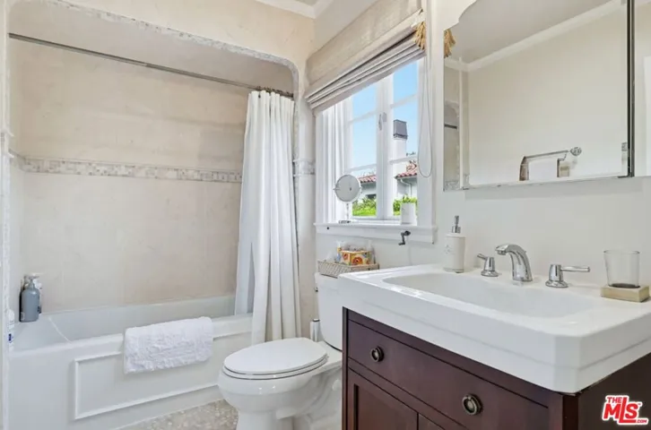 3rd ensuite bath up