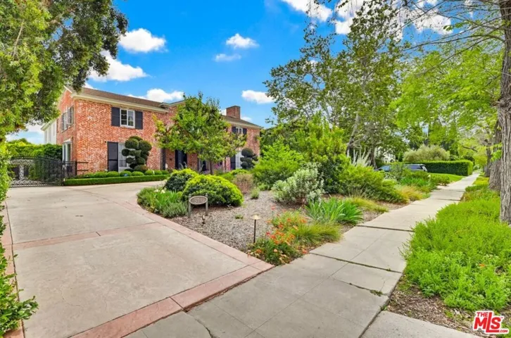 rare semicircle driveway