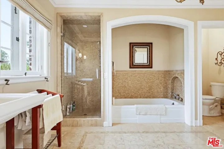 2nd ensuite bath up