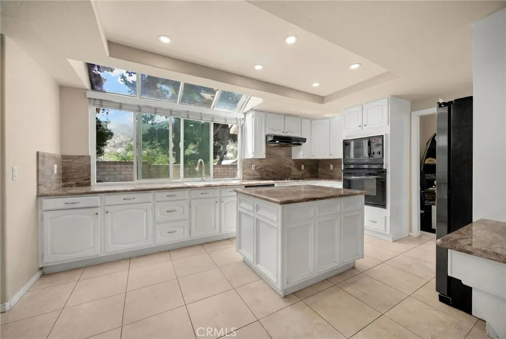 Kitchen Ai removal of personal items