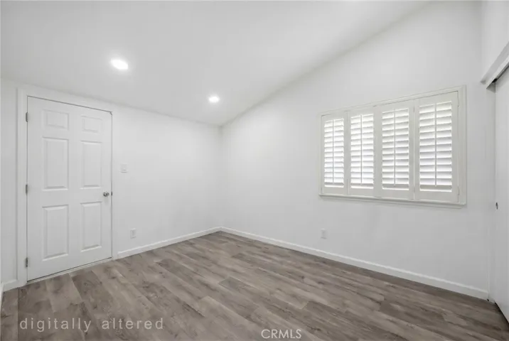 2nd upstairs bedroom Ai removal of furniture