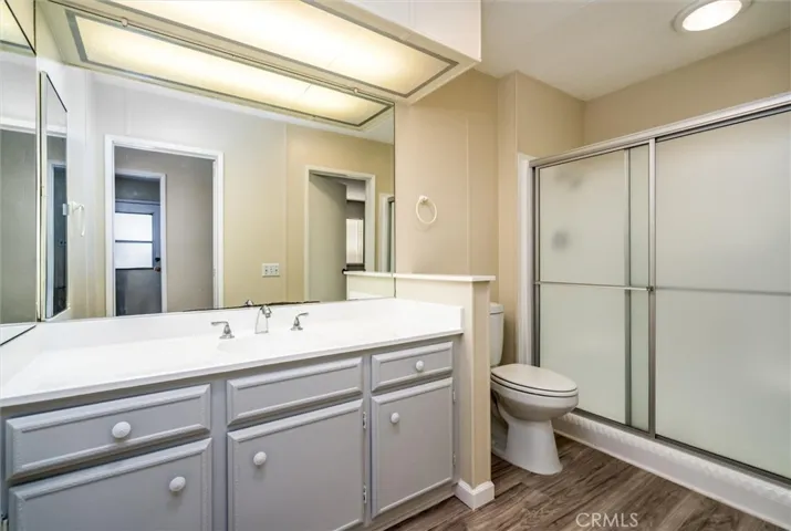 LARGE GUEST BATHROOM