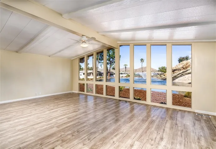 SPACIOUS LIVING ROOM